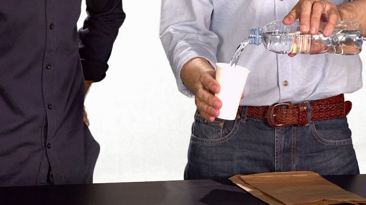 Desafía tu mente - El vaso de agua que viaja de una bolsa a otra