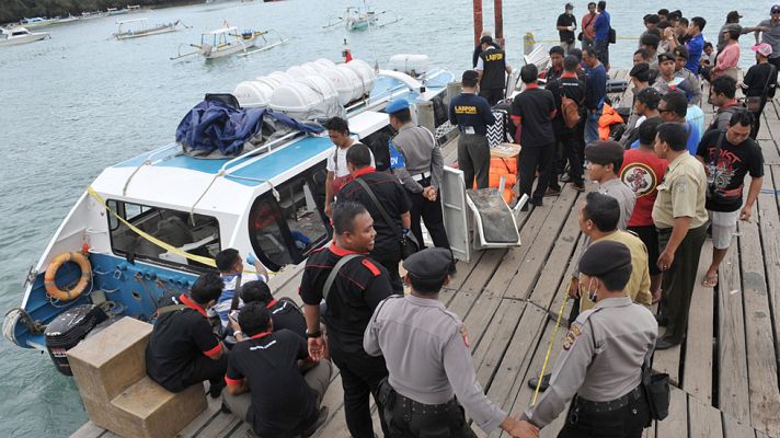 Telediario 1 - Una española muere en el incendio de un ferry en aguas de la isla de Bali, en Indonesia