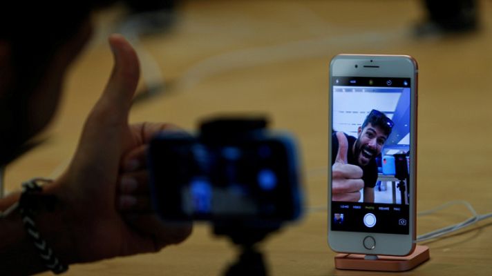 Telediario 1 - Neofilia, o la obsesión por tener lo más novedoso