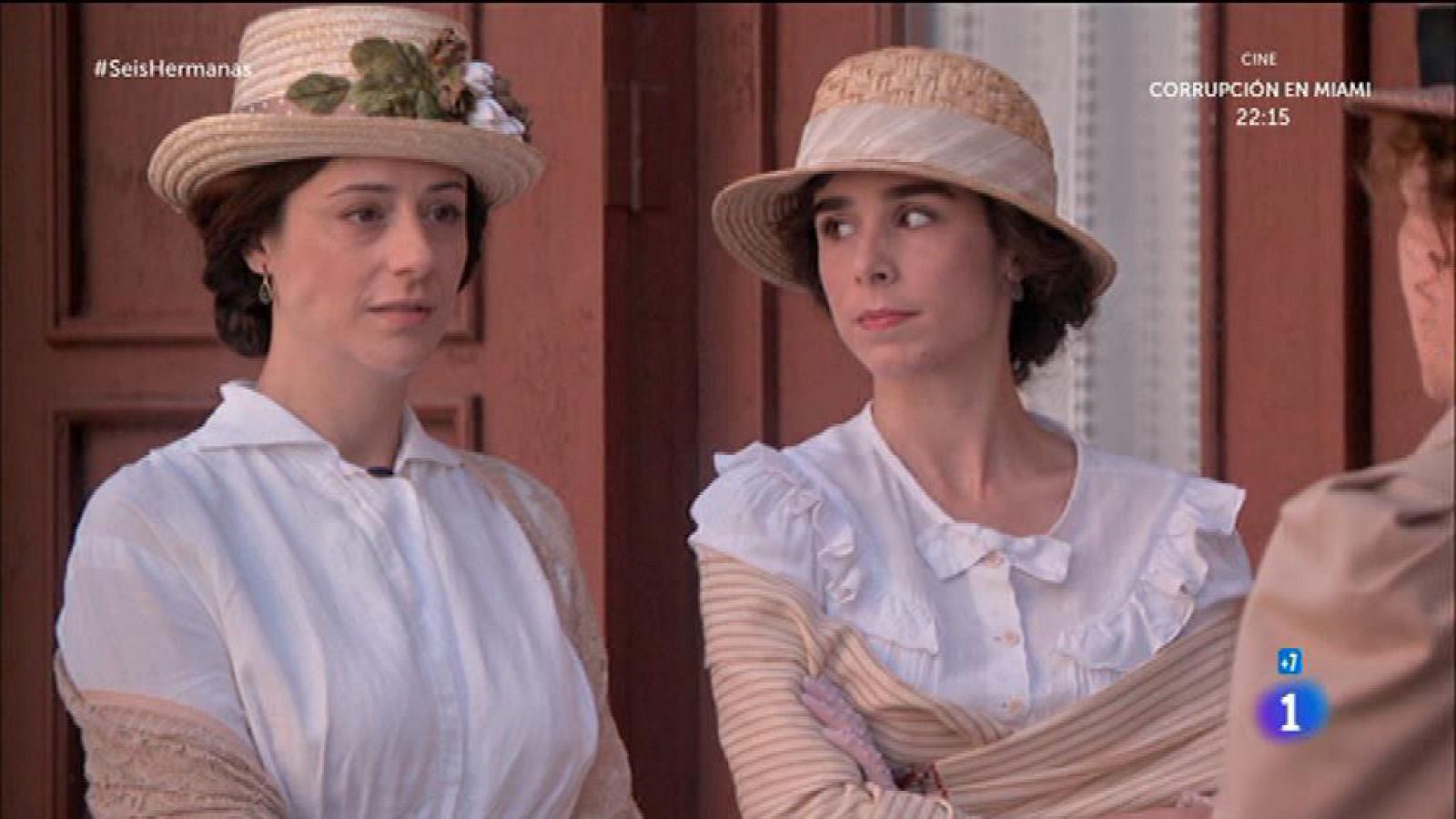 Marina se regodea ante Celia y Aurora