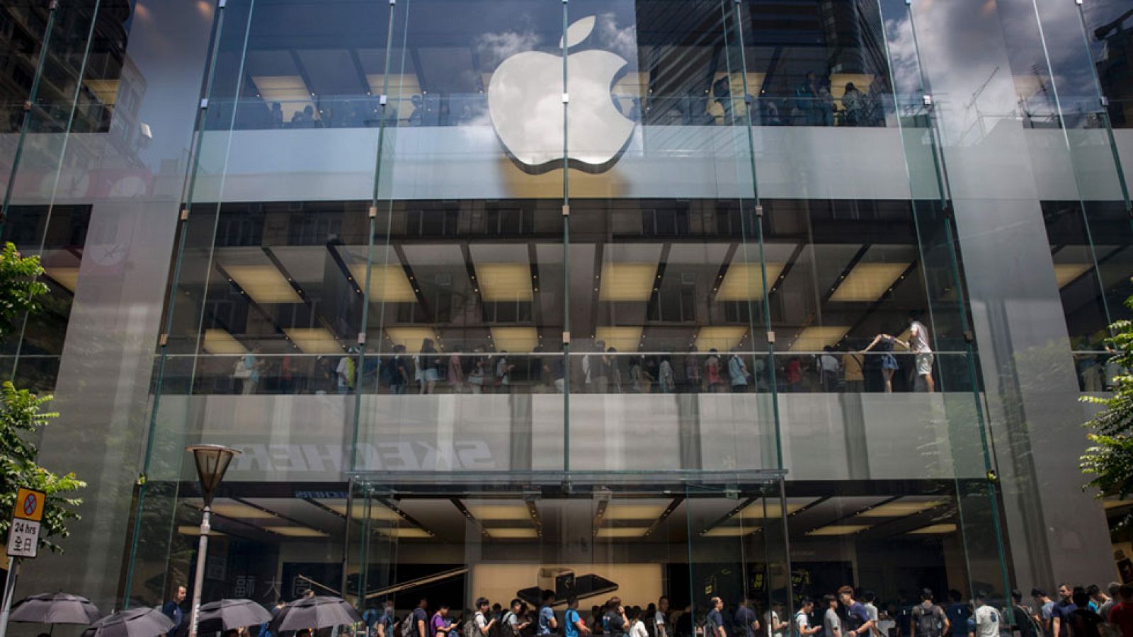 Largas colas y mucha paciencia para conseguir el iPhone 7 | Ver