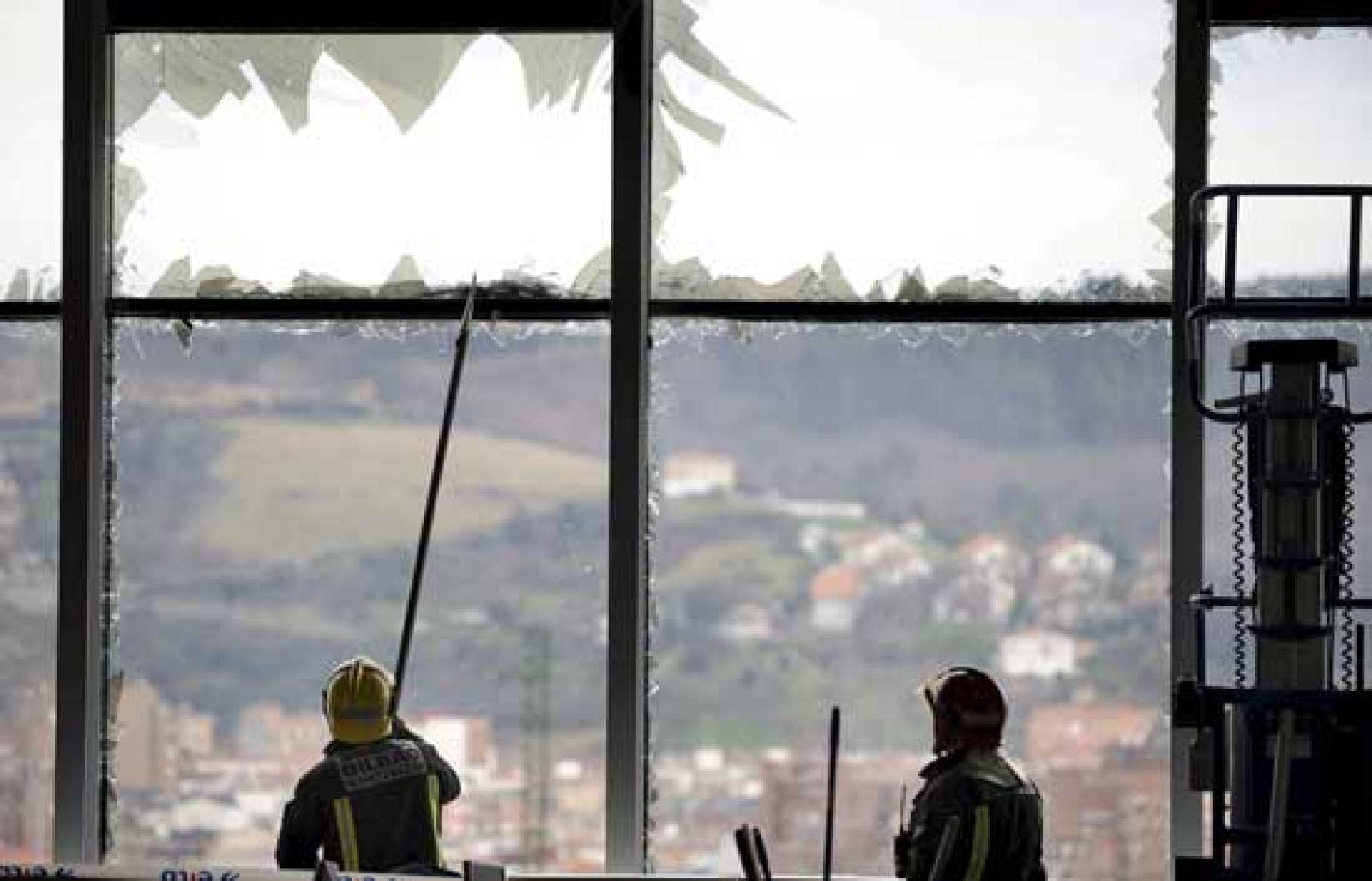 Las Fuerzas de Seguridad buscan a tres personas por el atentado en la sede de ETA en la sede de EITB.