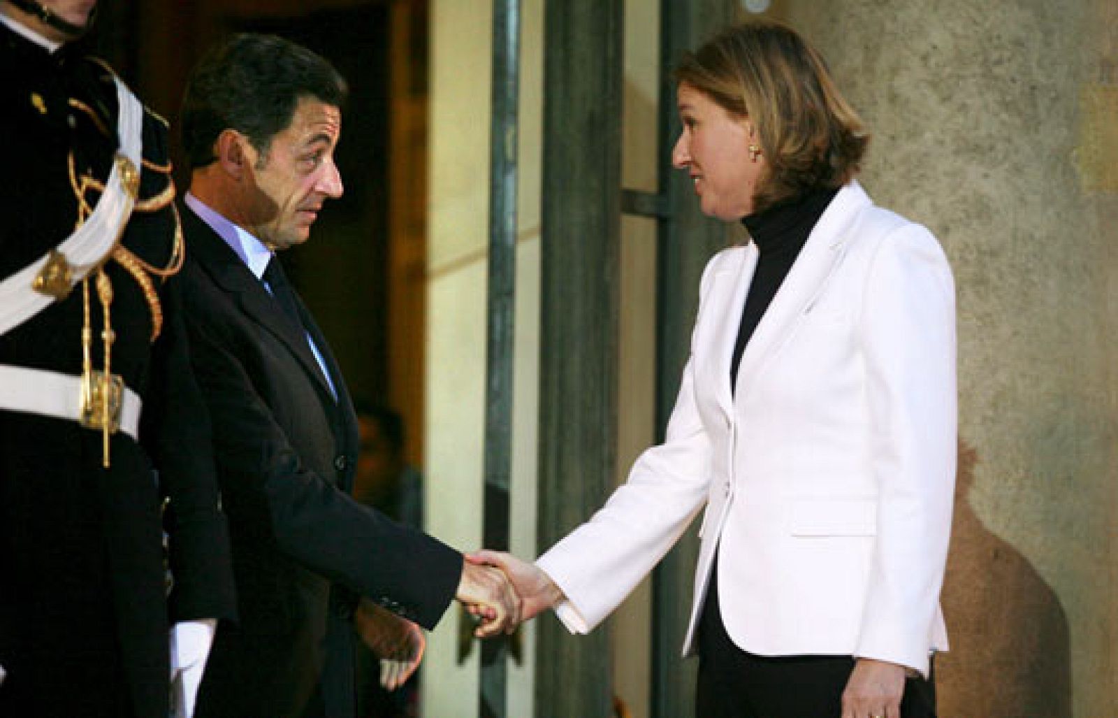 La ministra de Exteriores de Israel, Tzipi Livni, se ha reunido en París con el presidente francés, Nicolas Sarkozy, y ha insistido en que la ofensiva se parará "en el momento oportuno" (01/01/09).