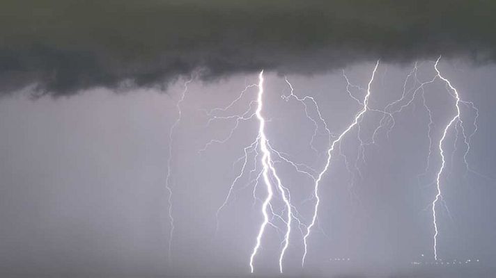 El tiempo - Los chubascos y tormentas tendrán en alerta a Galicia, Cataluña y Baleares