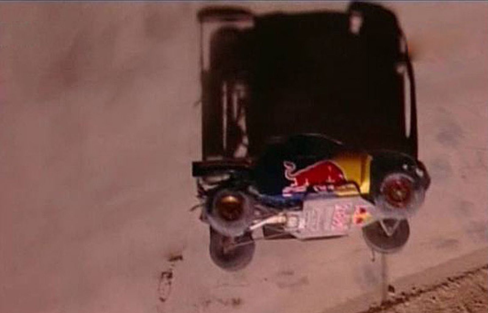 Ileso, tras caerle el coche encima.