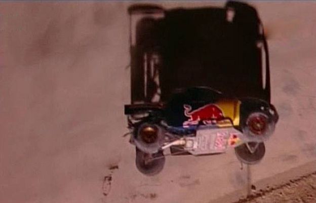  - Ileso, tras caerle el coche encima