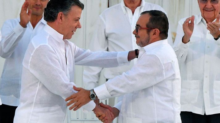 Telediario 1 - Colombia celebra el acuerdo de paz, Las FARC piden perdón y el Gobierno ofrece la transición a la política