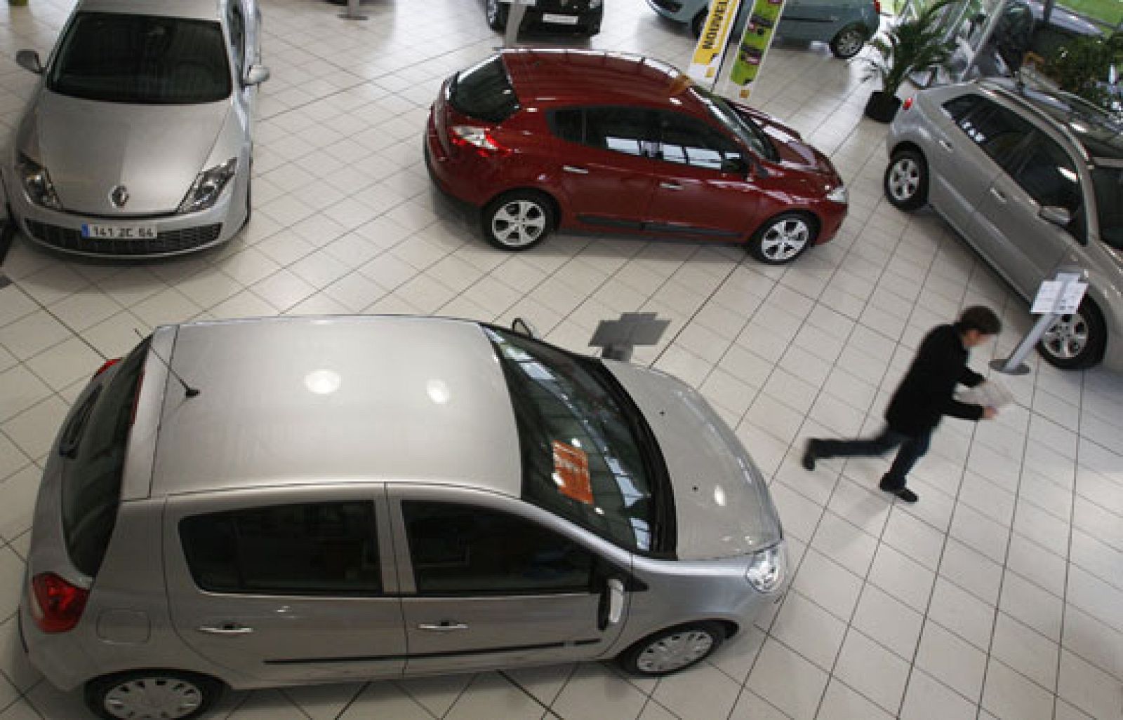 El 2008 ha sido el peor año de la historia en el sector del automóvil al bajar las matriculaciones un 28% | Ver