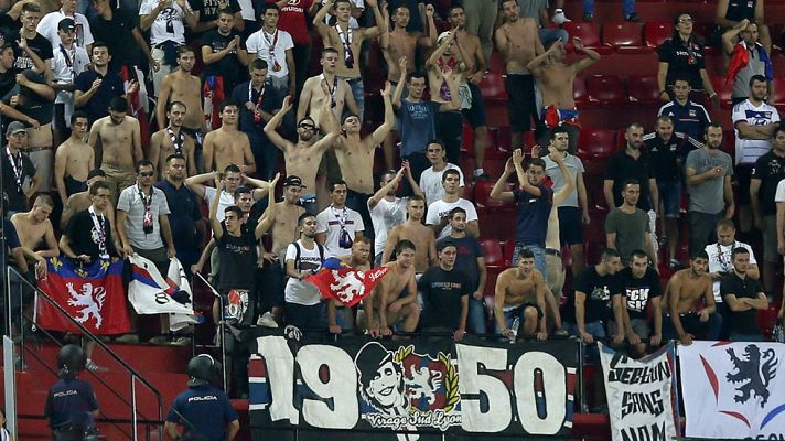 Informativo 24h - Aficionados radicales del Lyon se enfrentan a la policía