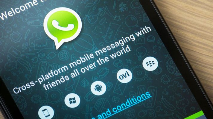 Telediario 1 - WhatsApp podría cerrar las cuentas de los usuarios que no quieran compartir su información con Facebook
