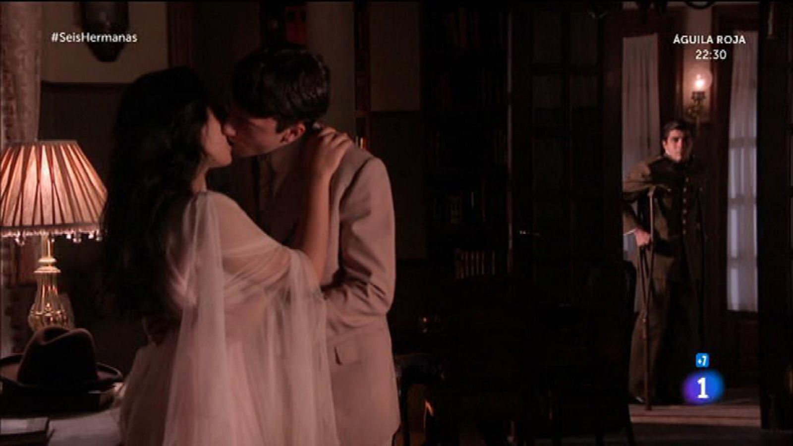 Ciro ve el apasionado beso entre Elisa y Carlos