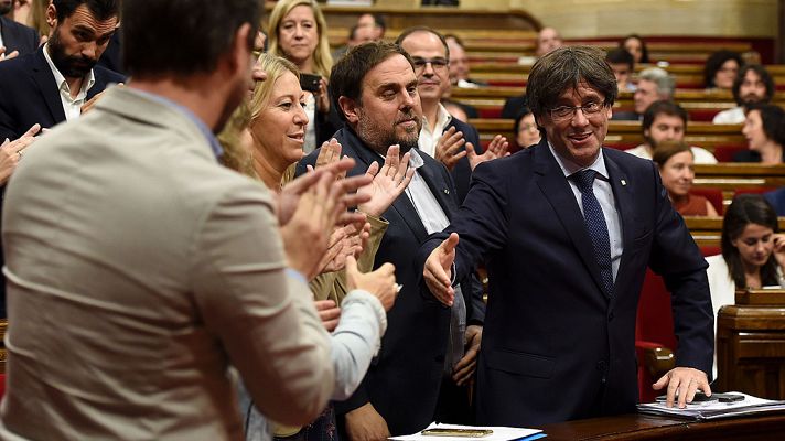 Telediario 1 - Puigdemont evita nuevas elecciones en Cataluña gracias al apoyo de la CUP