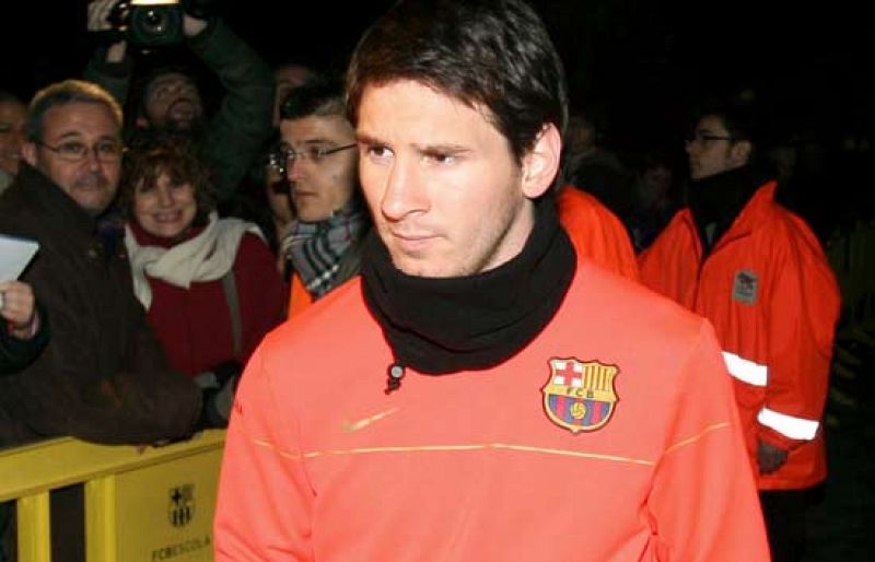 Messi tarda y Pep le defiende