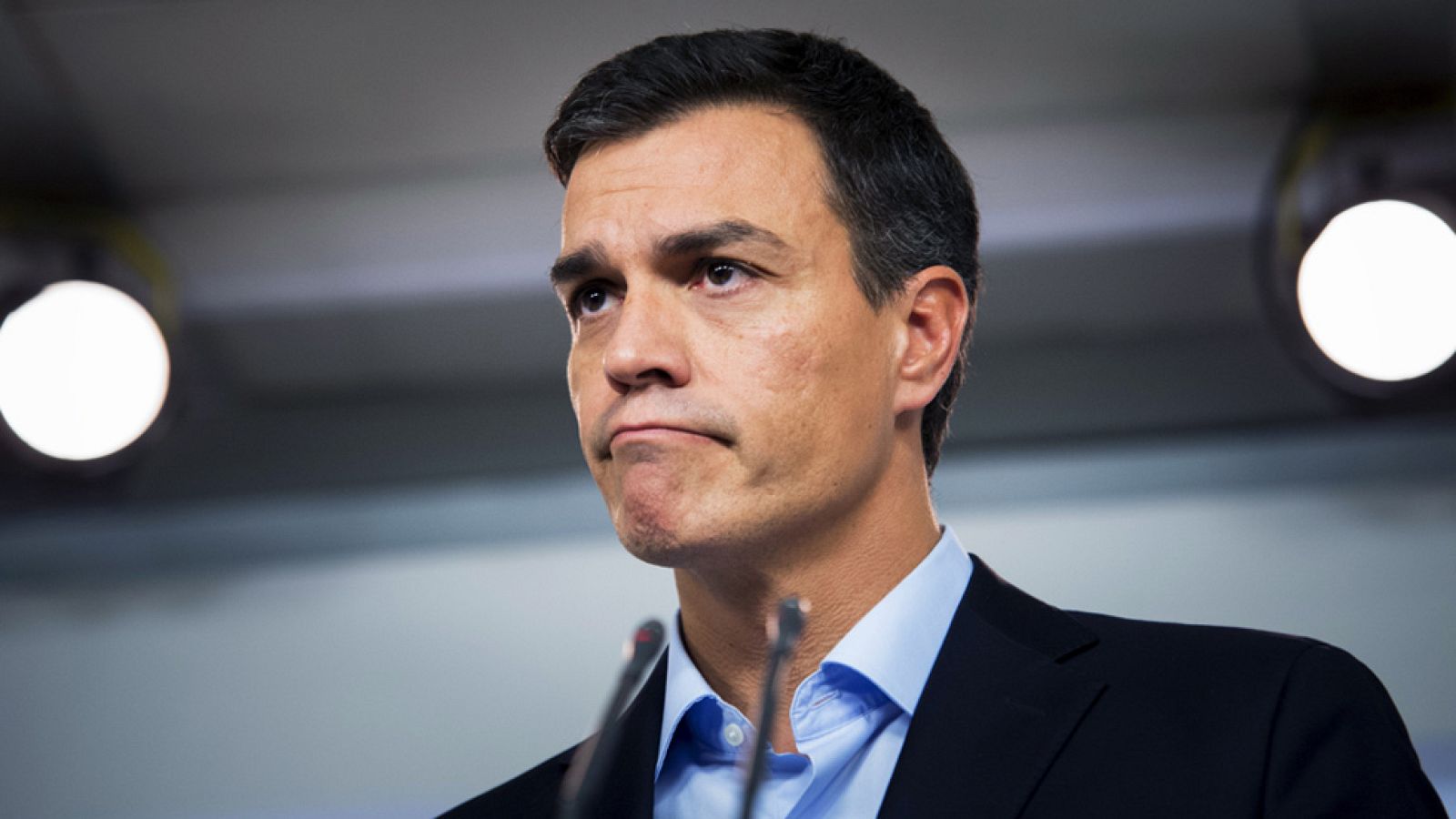 El secretario general del PSOE, Pedro Sánchez, ha adelantado que no seguiría al frente del partido si el Comité Federal decide abstenerse para que gobierne el PP, porque no podría administrar una decisión que no comparte. En su primera comparecencia