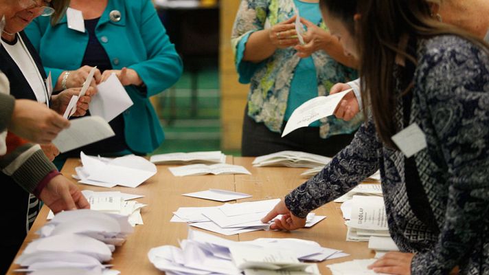 Telediario 1 - El referéndum húngaro no supera el 50% de participacipación