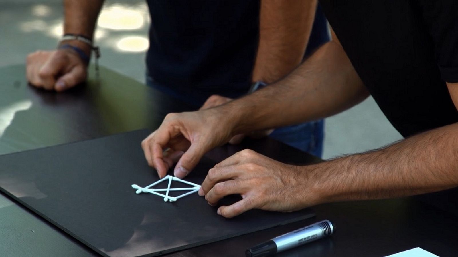 Desafía tu mente - ¿Cómo hacer cuatro triángulos equiláteros iguales con seis bastoncillos?