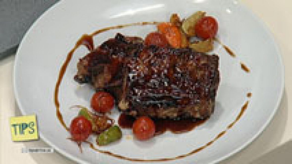 TIPS - Cocina - Costillar de cerdo ibérico a la miel con tomates caramelizados