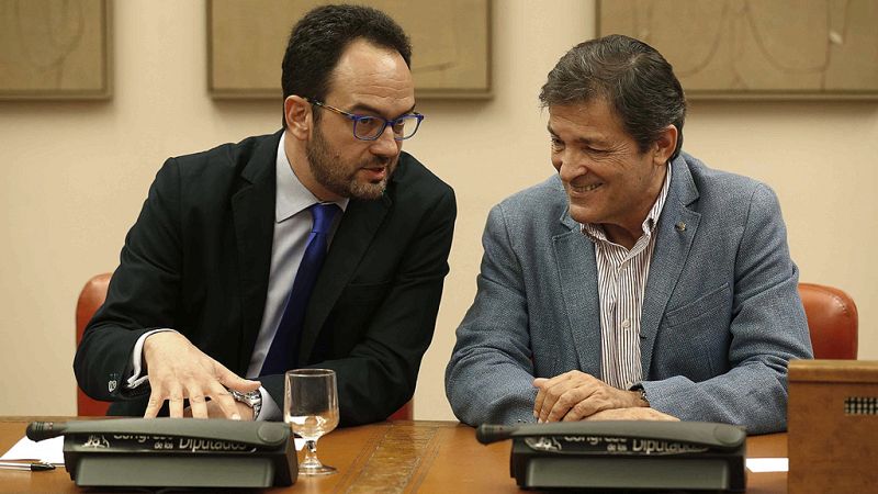 Javier Fernández preside la reunión del grupo socialista, a la que no acude Pedro Sánchez