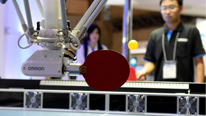 Telediario 1 - Este robot te enseña a jugar al tenis de mesa