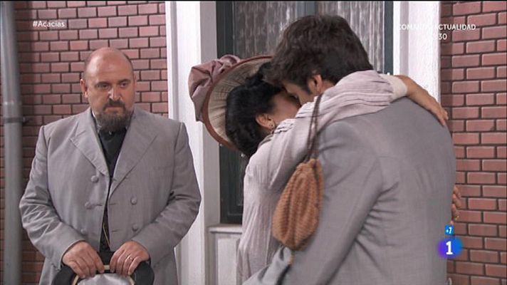Acacias 38 - Rosina pide a Liberto que se quede y lo besa en plena calle