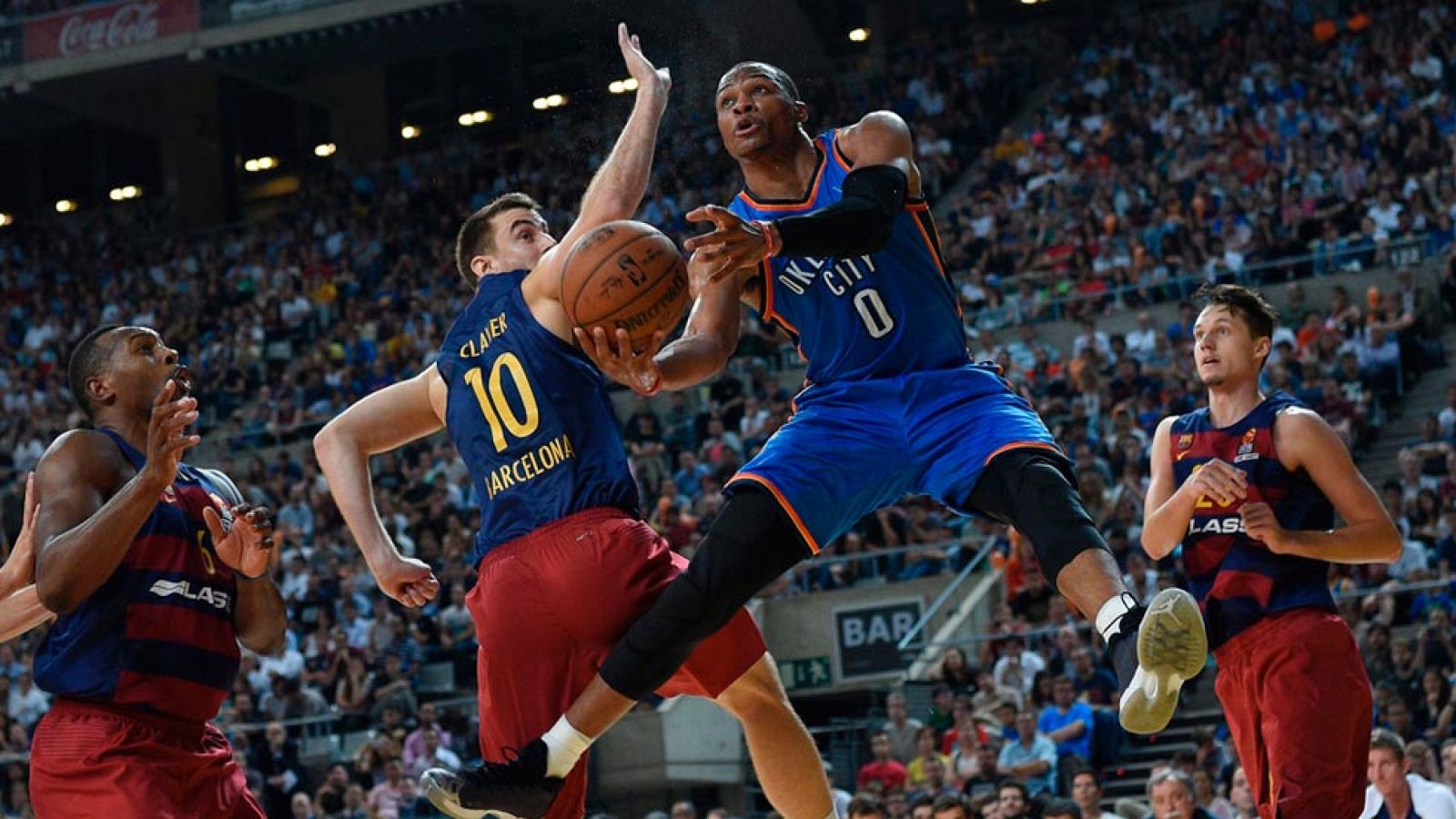 Pese al gran partido de Víctor Claver, el Barcelona no pudo ganar a los Thunder de Oklahoma, que se impusieron en su segundo partido en España por 89-92.