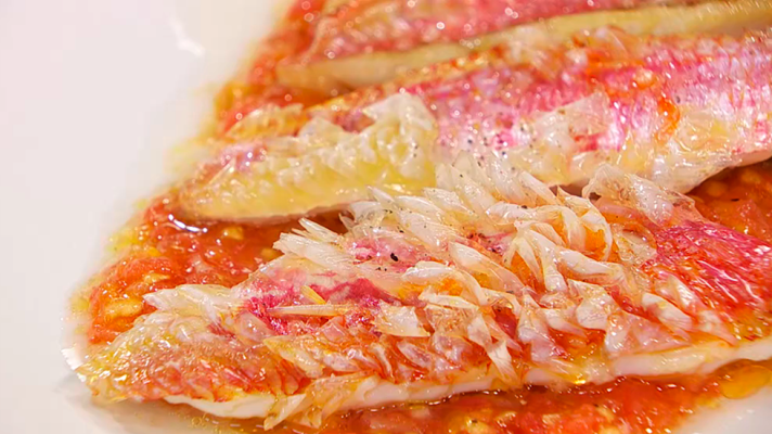 RTVE Cocina - Receta de salmonetes crujientes con tomate