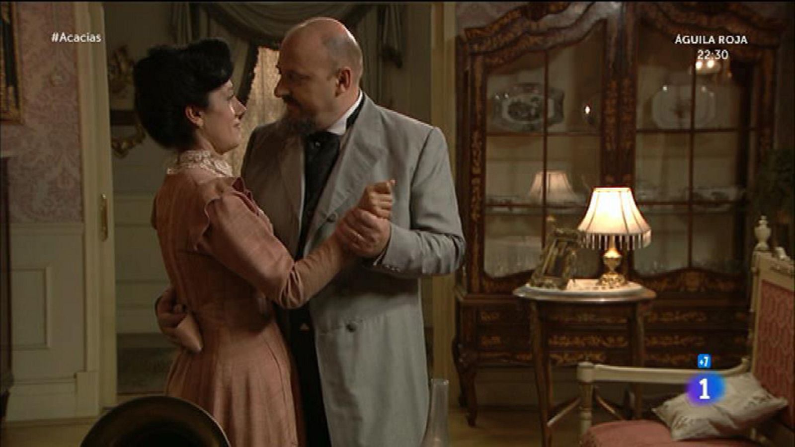 Leonor y Pablo descubren a Rosina bailando sola