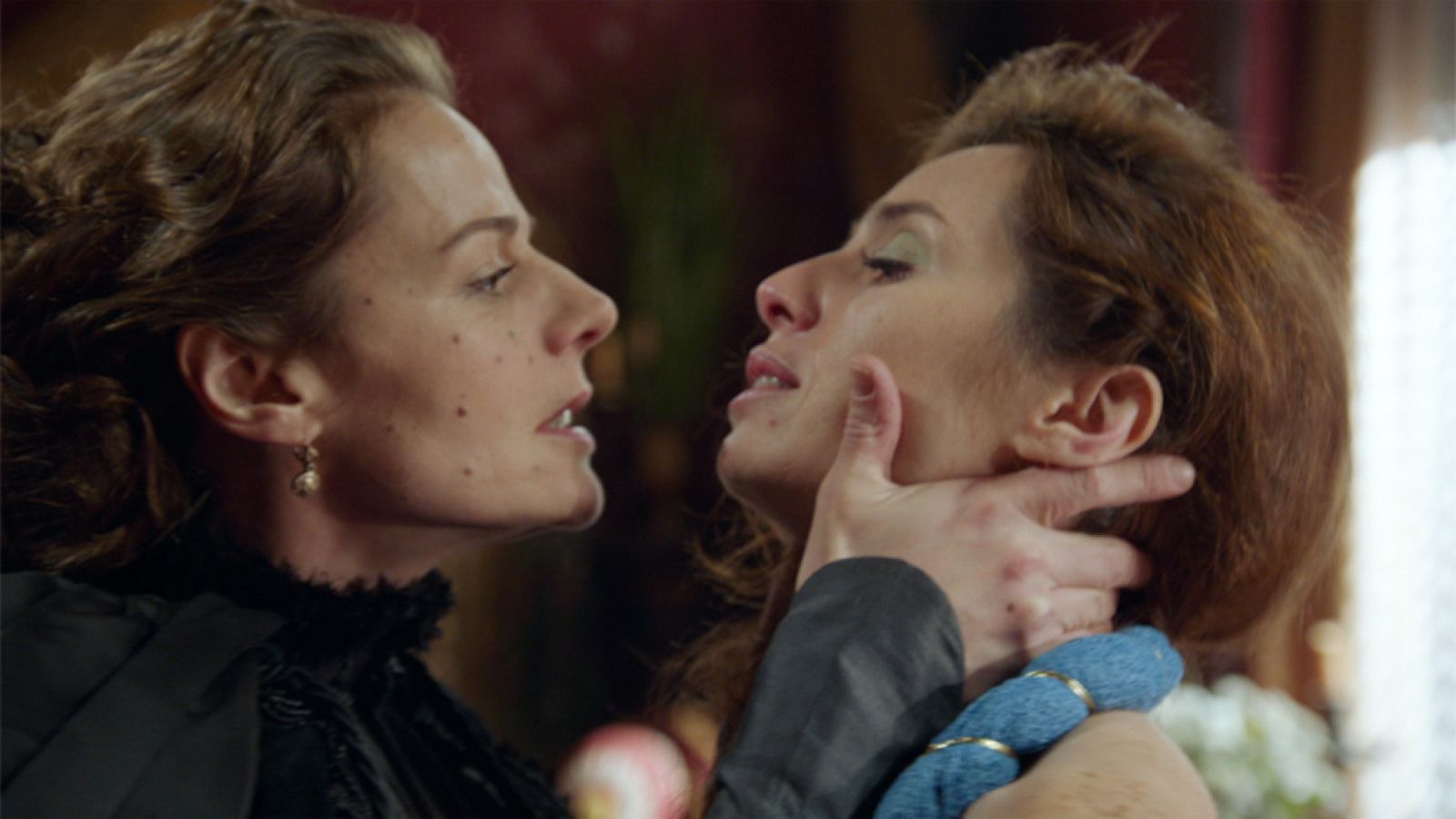 Águila Roja - Lucrecia abofetea a Anaís