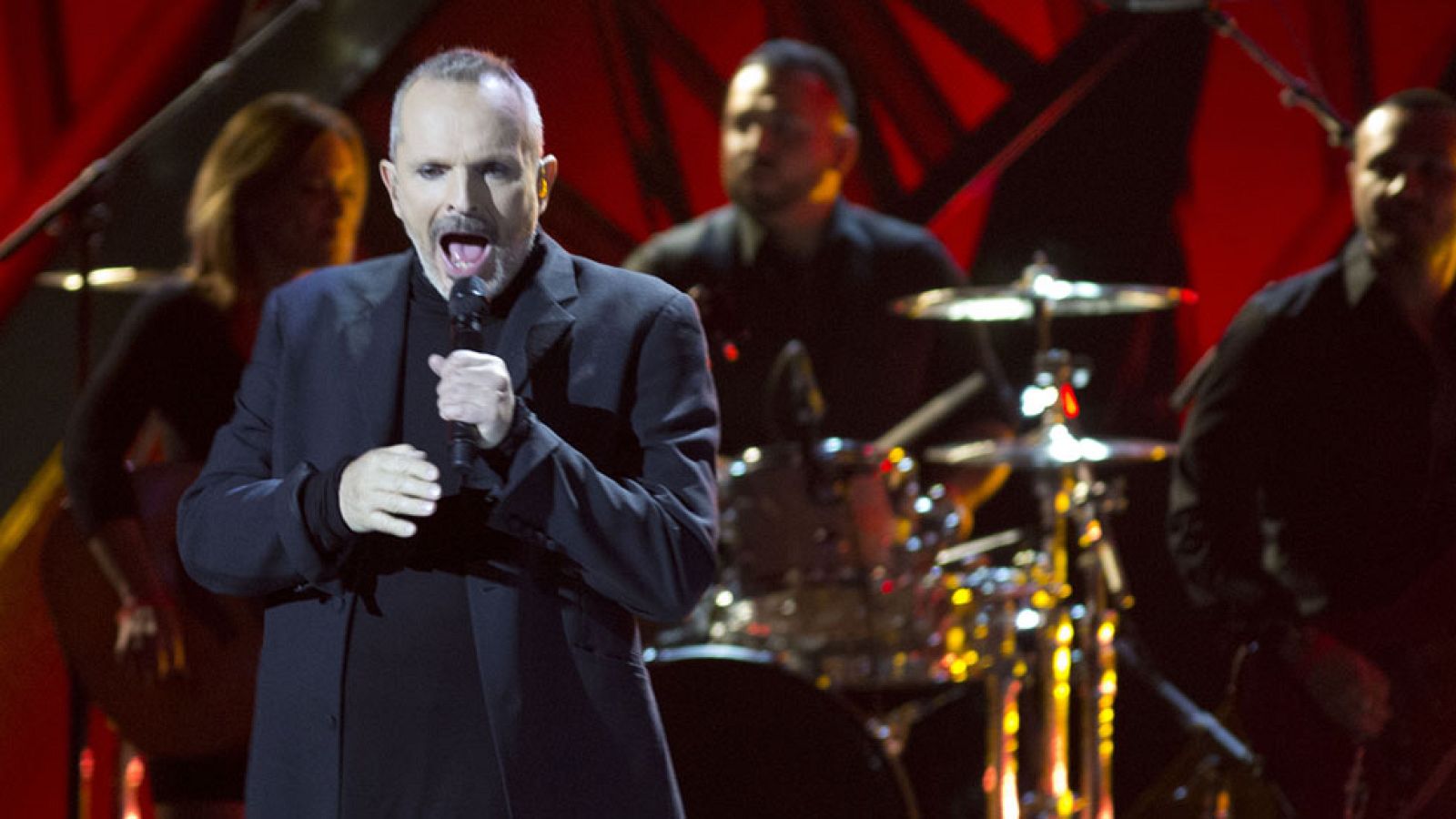 Miguel Bosé presenta su nuevo álbum acústico 'Bosé MTV Unplugged'