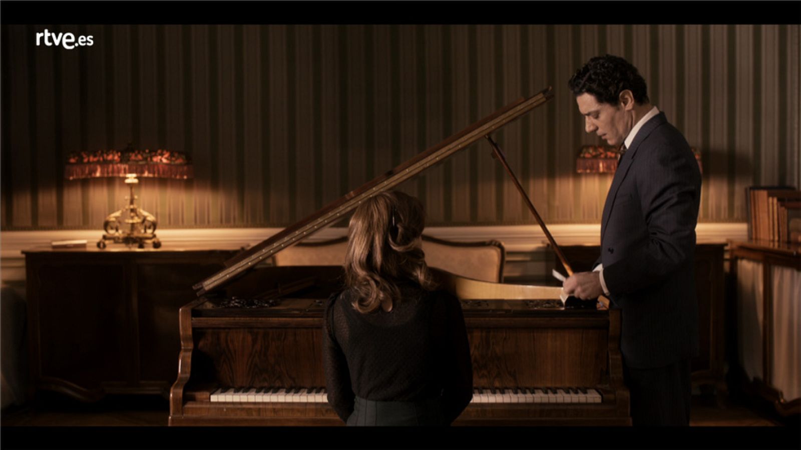 La sonata del silencio -  Marta demuestra su talento al piano - La sonata del silencio | Ver