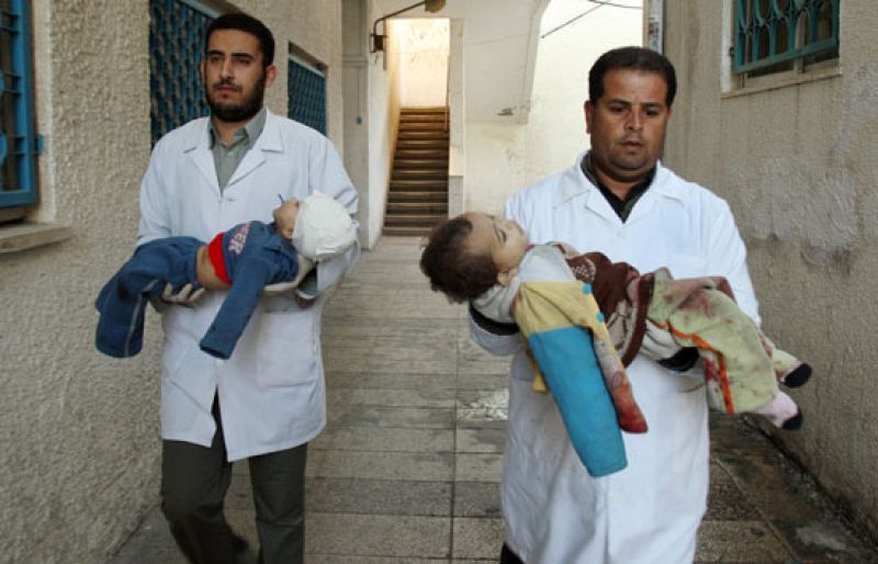 El ejército de Israel sitia Gaza y busca a milicianos de Hamás puerta a puerta  en una nueva fase de una operación militar que dura ya diez días y que ha matado a más de 500 personas y herido a más de 2.500. (05/01/09)