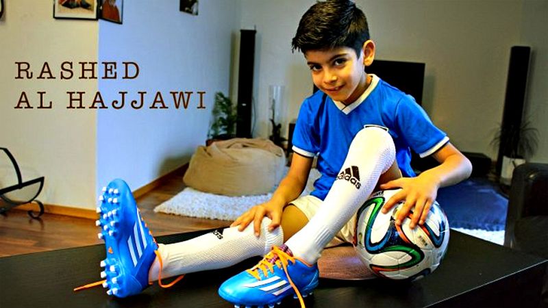 Sus virguerías con el balón las han visto más de medio millón de personas a través de Youtube. Un talento del que han tomado buena nota los ojeadores de la Juve que no han dudado ni un minuto en ficharle para su cantera. Él dice que quiere parecerse