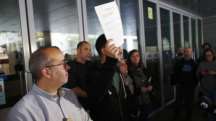 Telediario 1 - Los concejales de Badalona desobedecen el auto del juez y abren el ayuntamiento en la Fiesta Nacional