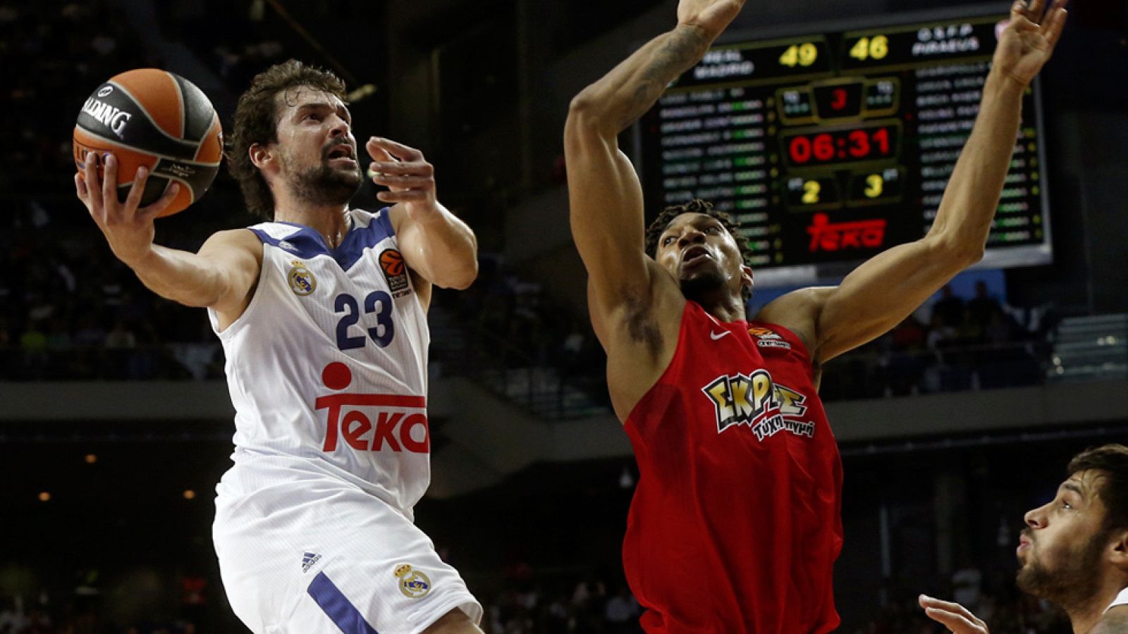 El Real Madrid ha empezado con buen pie en la Euroliga al derrotar con comodidad al Olimpiacos por 83-65, guiados por un gran Llull.