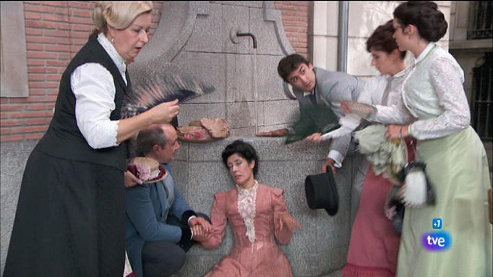 Rosina finge un desmayo para que no la pillen con Liberto