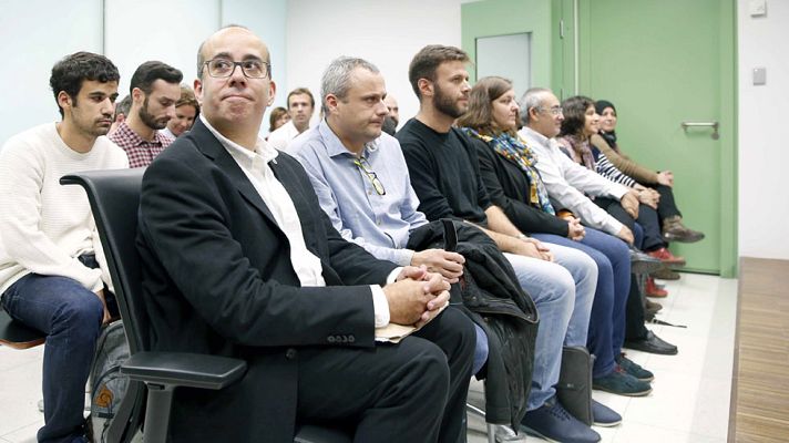 Telediario 1 - La Fiscalía ve desobediencia en la decisión del Ayuntamiento Badalona de abrir en la Fiesta Nacional