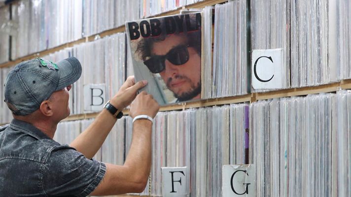 Telediario 1 - Controversia por el Premio Nobel de Literatura concedido a Bob Dylan