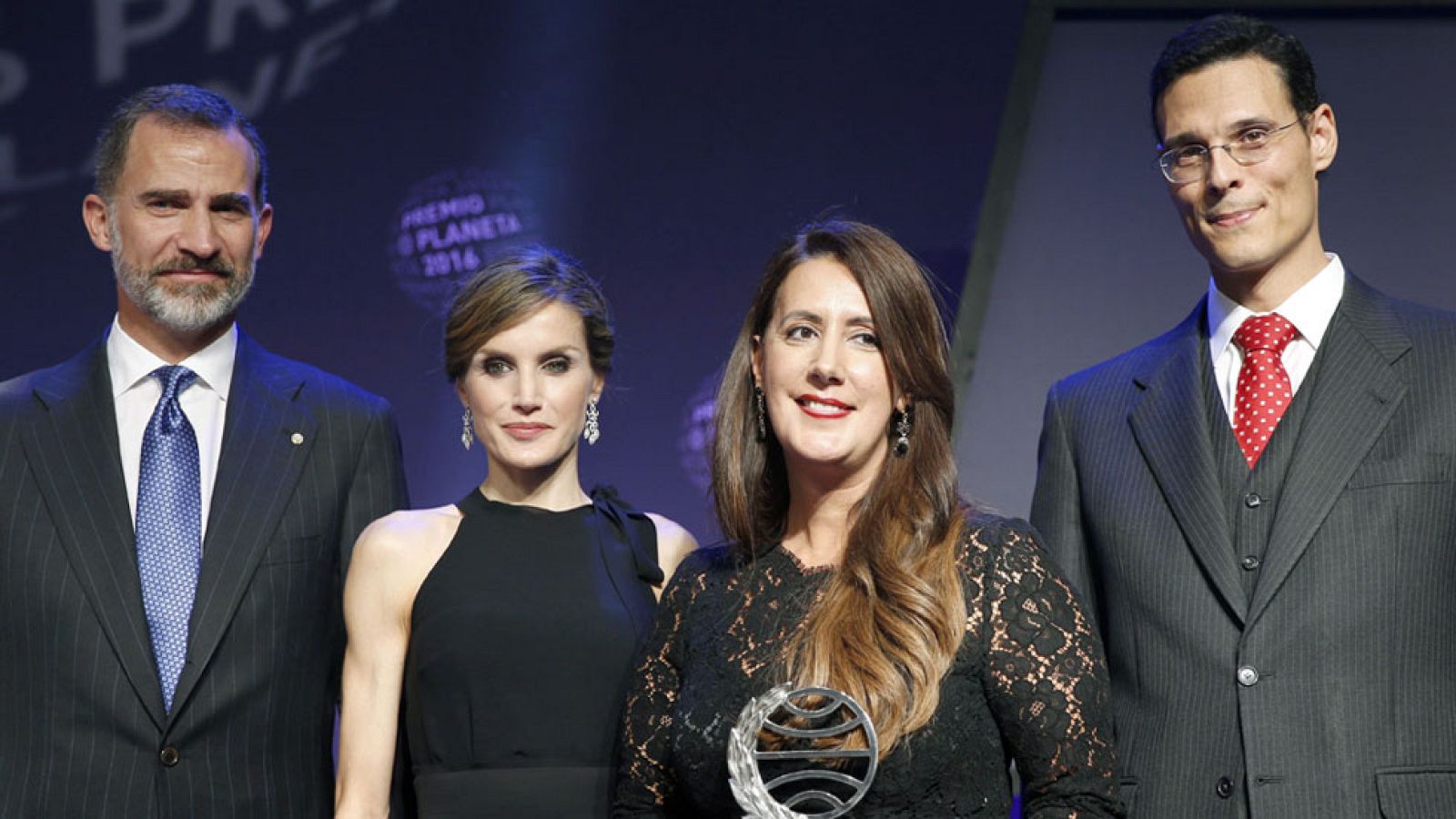 Entrevista en el Canal 24 Horas a la ganadora y al finalista del Premio Planeta - Informativo 24h | Ver