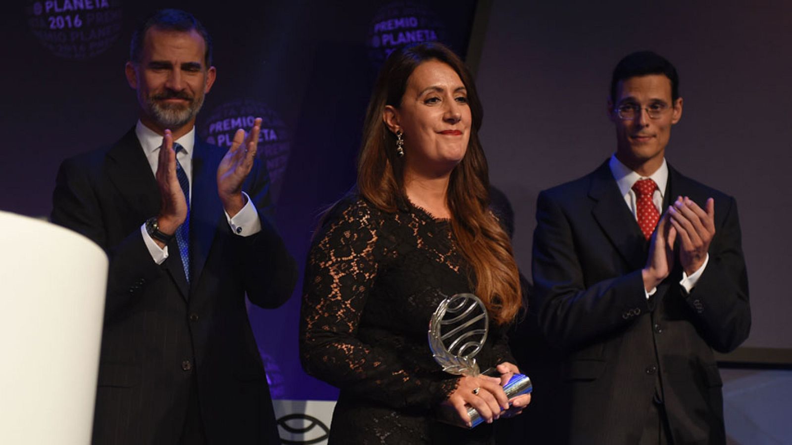 Dolores Redondo, Premio Planeta 2016 y Marcos Chicot, finalista. - Informativo 24h | Ver