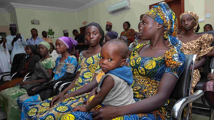 Telediario 1 - Regresan con sus padres 21 niñas secuestradas por Boko Haram