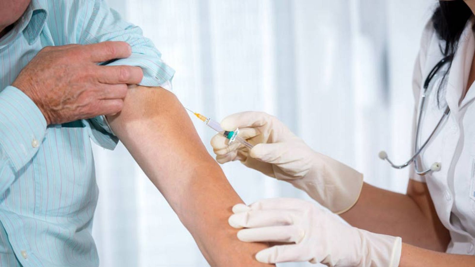 'Evita que la gripe te acompañe' es el lema a favor de la vacunación | Ver