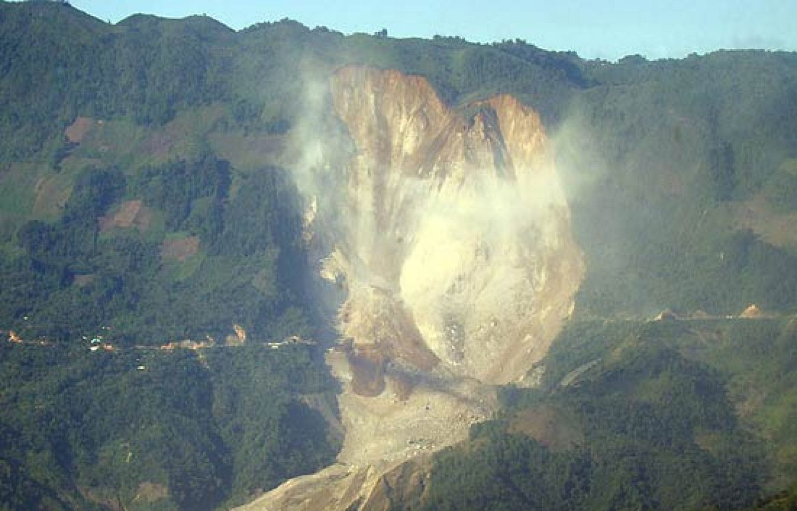 Un derrumbe deja al menos 34 muertos en Guatelama