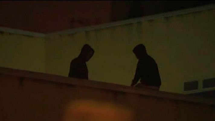 Informativo 24h - Medio centenar de inmigrantes se amotinan en el Centro de Internamiento de Extranjeros de Aluche en Madrid