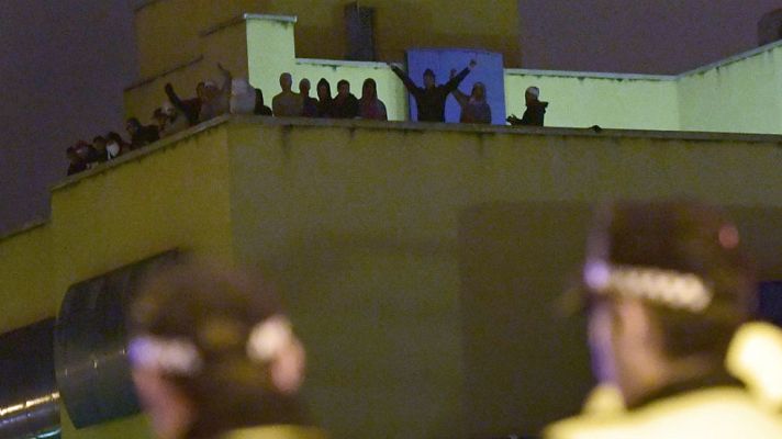 Telediario 1 - Medio centenar de inmigrantes se amotinan durante 12 horas en el CIE de Madrid