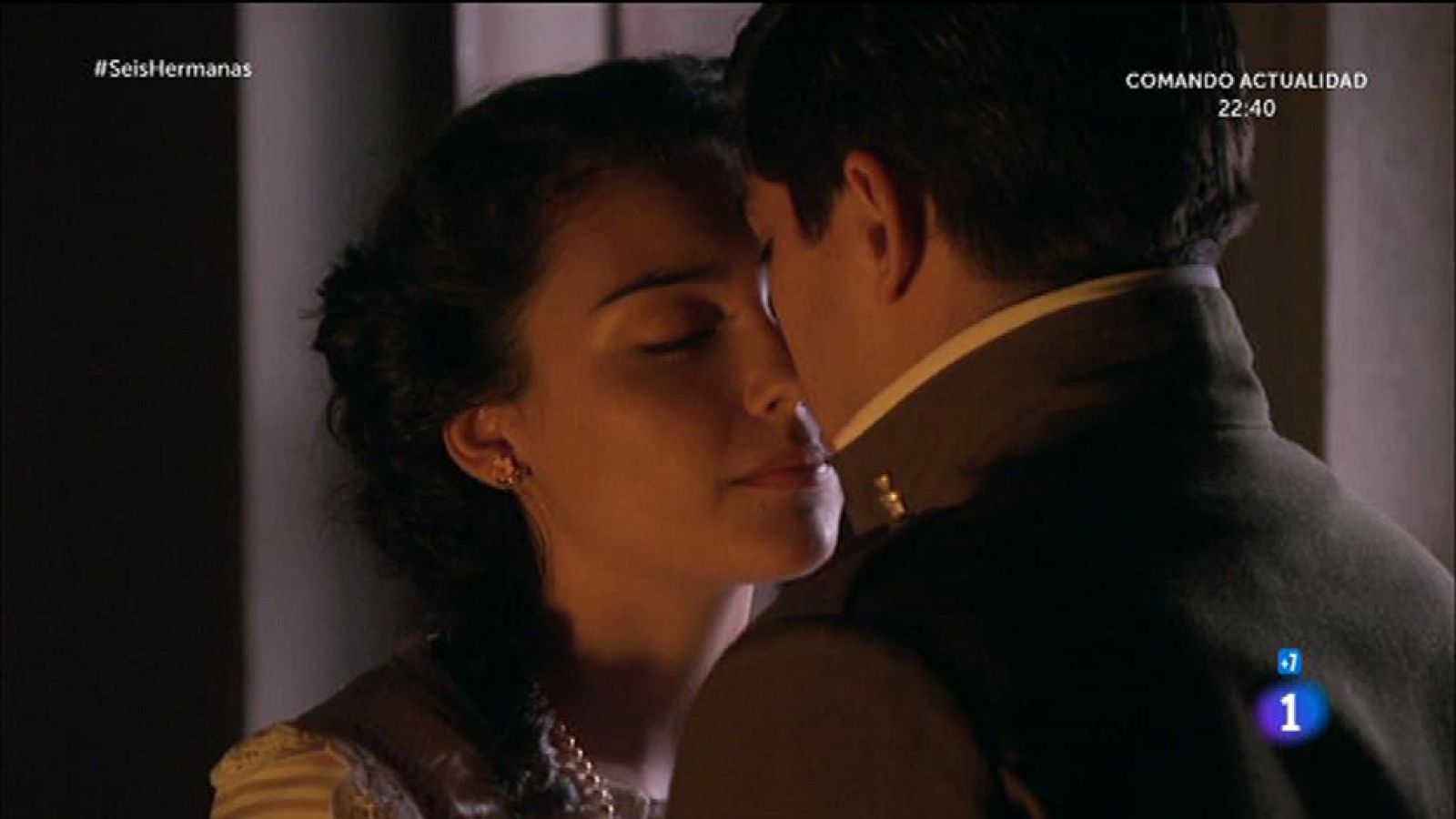 Elisa le propone a Ciro pasar su primera noche juntos