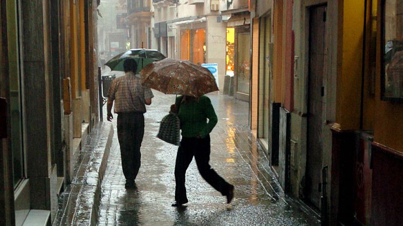 Un frente nuboso afecta al interior peninsular, y muy especialmente a la costa este y a Baleares. Las nubes serán abundantes, lo que provocarán chubascos dispersos, con temperaturas suaves que han sufrido un descenso más brusco en el tercio norte. El