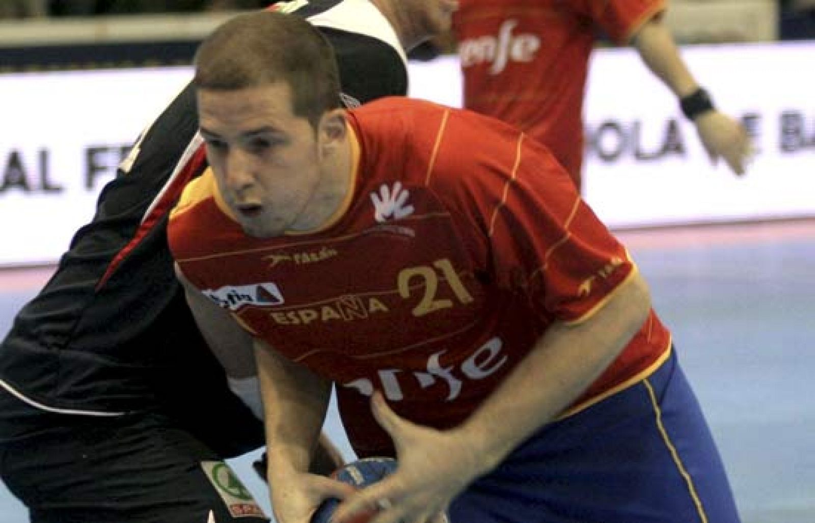 Valero Rivera, como entrenador de la selección nacional de balonmano, y el portero David Barrufet, se reencontraron de nuevo en el partido disputyado contra Noruega.