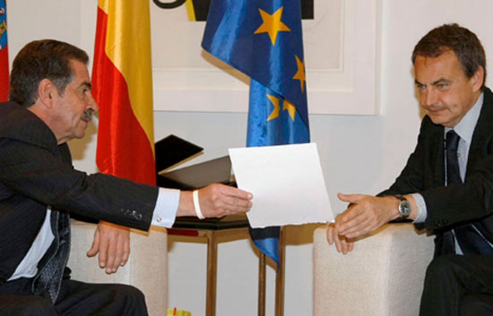 Zapatero garantiza a Revilla que se ponderará la dispersión de la población | Ver