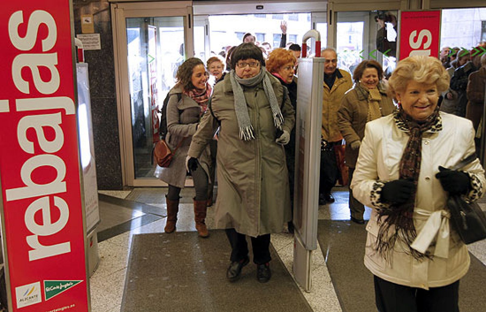 La imagen de la apertura de las grandes superficies y de la gente haciendo cola para cazar las mejores gangas se ha convertido en algo tradicional que marca el final de la navidad.