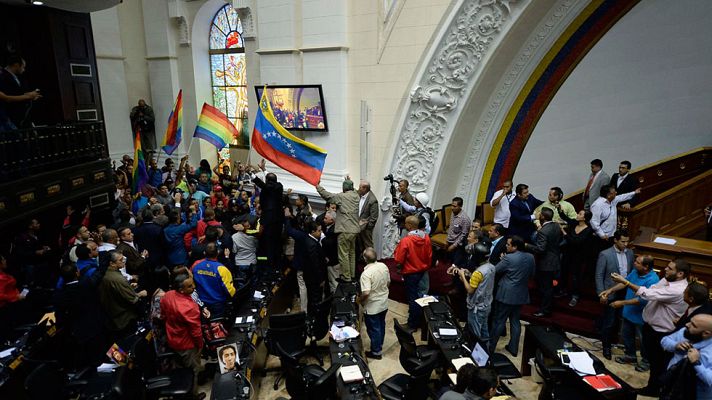 Telediario 1 - Enfrentamientos en la Asamblea Nacional de Venezuela cuando se debatía el referéndum revocatorio contra Maduro